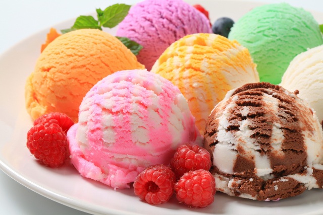 Scoops of various types of ice cream